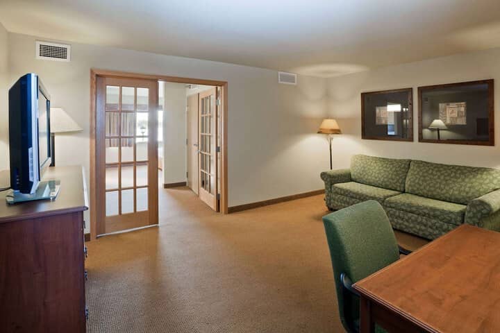 Room 8 of 28